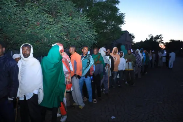 ኣብ ገለ ቦታታት ኣድመጽቲ መሬት ከይበርሀ'ዮም ናብ ነቚጣታት ምርጫ ክግስግሱ ጀሚሮም
