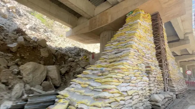 महामार्गांवर दरडी कोसळल्यानं चालू कामांची डागडुजी करावी लागली आहे. हा मंडी ते कुल्लू महामार्ग.