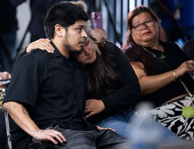 Los hijos de José Guadalupe Ramos-Solano, José Ramos, a la izquierda, y Gloria Ramos, a la derecha, se abrazan junto a su madre, Antonia Tovar, a la derecha, durante una conferencia de prensa solicitando una investigación sobre la reciente muerte de un ciudadano mexicano en el Centro de Procesamiento de ICE de Adelanto, en el Consulado General de México en Los Ángeles el lunes 30 de marzo de 2026, en Los Ángeles, California, Estados Unidos. (Kayla Bartkowski / Los Angeles Times vía Getty Images)