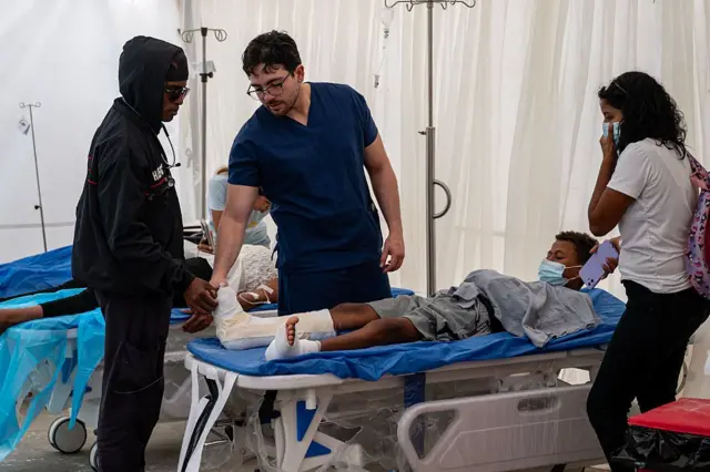 Médico revisa a paciente en Catia La Mar