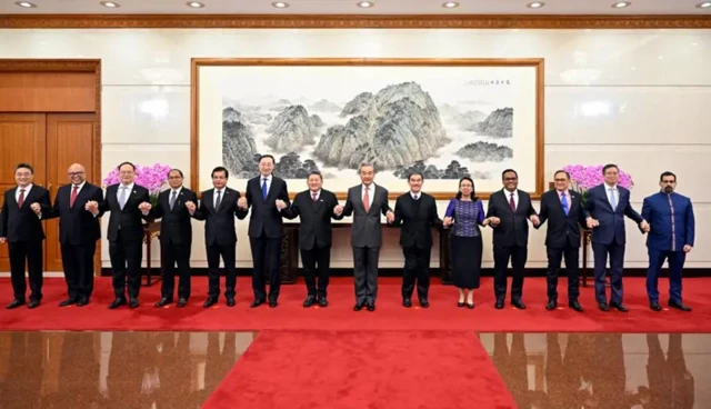 ဘေကျင်းမှာ တရုတ်နိုင်ငံခြားရေးဝန်ကြီး ဝမ်ယိနဲ့ အာဆီယံနိုင်ငံသံတမန်တွေနဲ့ ဇန်နဝါရီလ ၁၇ ရက်တုန်းက တွေ့ဆုံခဲ့တဲ့မြင်ကွင်း