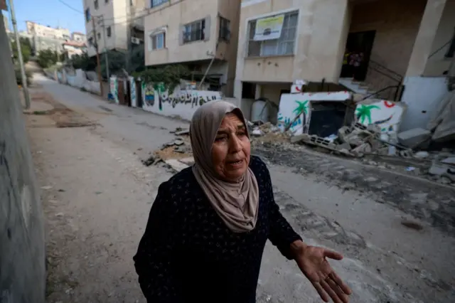 Una mujer camina por una calle afectada por las bombas israelíes en el campo de refugiados de Nur Shams. 