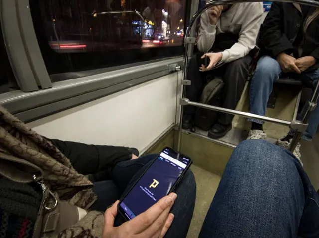 یک زن ایرانی در حالی که در اتوبوسی در تهران نشسته، تلاش می‌کند با استفاده از اپلیکیشن سایفون به اینترنت متصل شود؛ تهران، ایران، ۲۴ ژانویهٔ ۲۰۲۶.