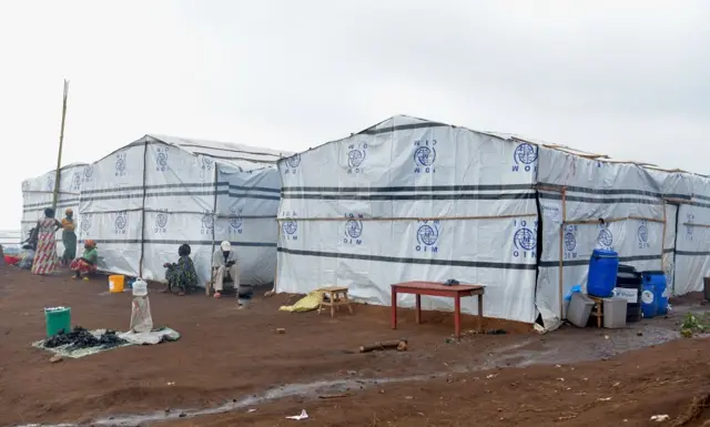 Iki kibanza babashizemwo gifise isura y'ikambi y'impunzi kubera utuzu twubakishijwe amahema