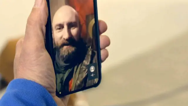 Ilmar Raaf ve Katya Adler telefonla cephedeki bir Ukraynalı komutanı aradı. 