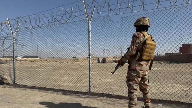 Pakistański żołnierz sił paramilitarnych stoi na straży, na granicy pakistańsko-afgańskiej w Chaman, 24 lutego 2026 roku.