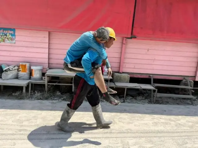 भूकंपाच्या झटक्यांनी रस्ते दुभंगल्याचं आणि घरांची छतं मोडून पडल्याचं तिथे उपस्थित एएफपीचे पत्रकार सांगत होते.