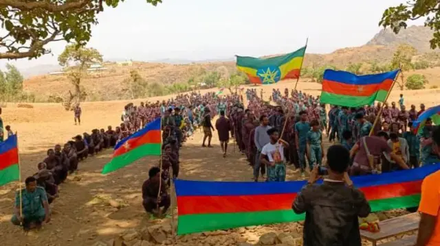 የአዴን ታጣቂዎች ሰንደቅ ዓላማ ይዘው