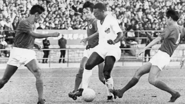 Pelé en action pour le Santos FC.