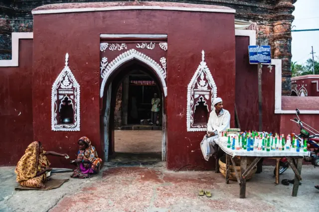 வங்கதேசம், இஸ்லாமிய கடும்போக்குவாதிகள், பெண்கள் கால்பந்து, மதம்