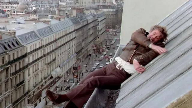 Žan Pol Belmondo se pridržava za krov u filmu Strah nad gradom