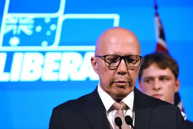 LNP lideri Dutton, üzgün bir şekilde yere doğru bakarken