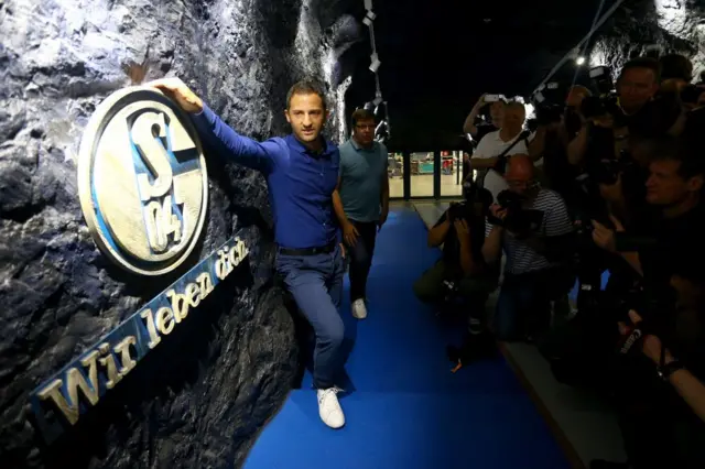 Tedesco, Schalke 04'ün başındayken bir basın toplantısı esnasında duvara tutunuyor