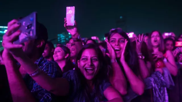 मुंबई में अरिजीत सिंह के कॉन्सर्ट का एक नज़ारा, वो युवा लोगों के बीच बेहद मशहूर हैं