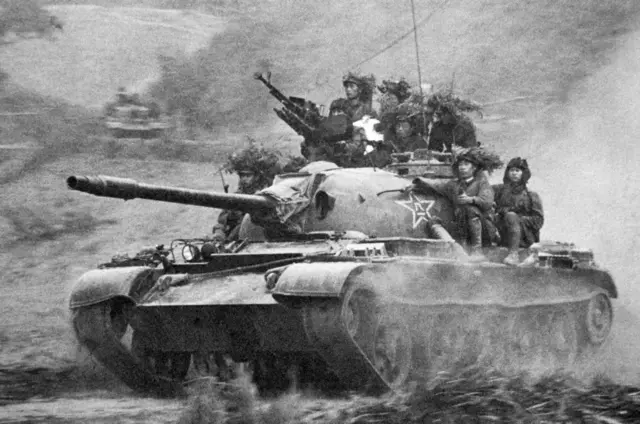 Chiến tranh biên giới Việt–Trung, còn được gọi là Cuộc chiến tranh Đông Dương lần thứ ba, Trung Quốc gọi đây là cuộc chiến tự vệ. Trong ảnh là xe tăng Trung Quốc tiến vào biên giới cách không xa thị xã Lạng Sơn của Việt Nam