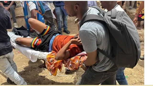 Ẹnikan to farapa ni wọn n gbe lọ ninu aworan yii 