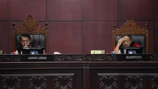 Ketua Mahkamah Konstitusi Anwar Usman (kiri) dan Hakim Konstitusi Suhartoyo (kanan) memimpin sidang