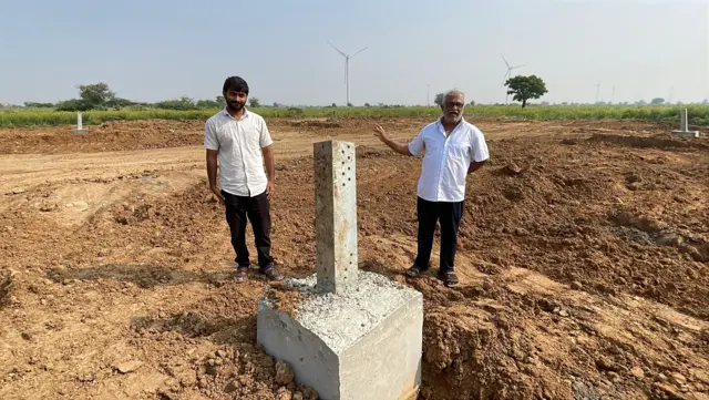 ગુજરાત, અદાણી , બીબીસી ગુજરાતી, સુરેન્દ્રનગર  કચ્છના વાંઢિયા ગામે હળવદ ટ્રાન્સમિશન લિમિટેડ કંપનીના એક અધિકારી સાથે 27 નવેમ્બર, 2025ના રોજ દલીલ કરી રહેલા ખેડૂતો ગુજરાત બીબીસી ન્યૂઝ ગુજરાતી ગુજરાત સમાચાર બીબીસી સમાચાર સુરેન્દ્રનગર ખેડૂતો વિરોધ અદાણી વીજલાઇન થાંભલા જમીન