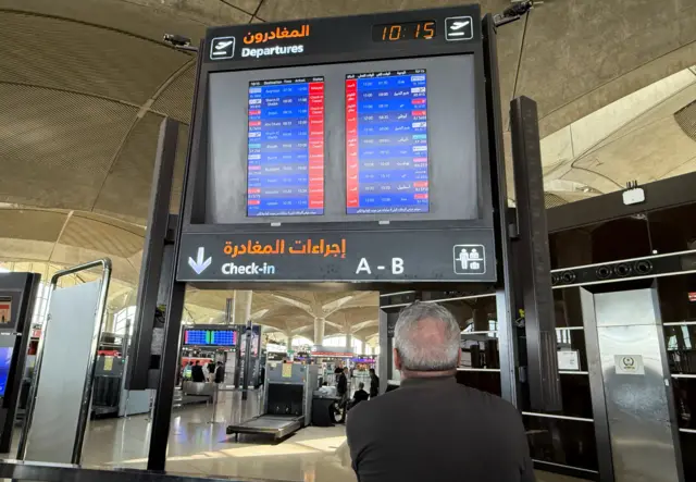في مطار الملكة علياء الدولي بعمّان، شاشات الرحلات تُظهر قائمة بالرحلات الملغاة والمتأخرة