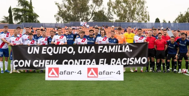Les officiels du match et les joueurs du Rayo Majadahonda et de l'adversaire SD Ponferradina ont posé avec une banderole antiraciste soutenant Sarr le 6 avril.