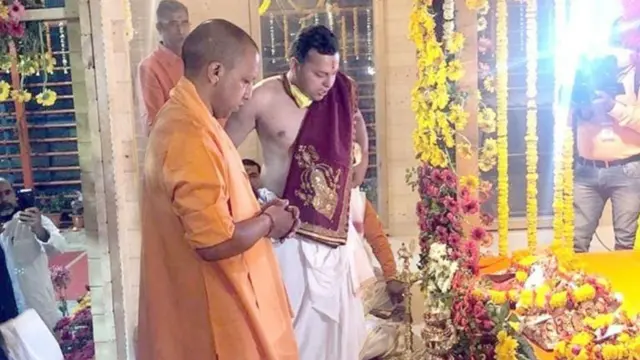 योगी आदित्यनाथका साथमा गौतम 