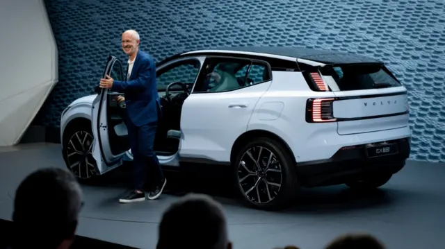 جیم روان، مدیر ولوو در مراسم رونمایی مدل EX30 در میلان