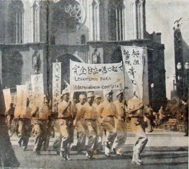 Foto antiga de manifestantes marchando.