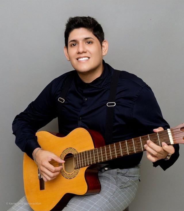 Christian Jaramillo con una guitarra