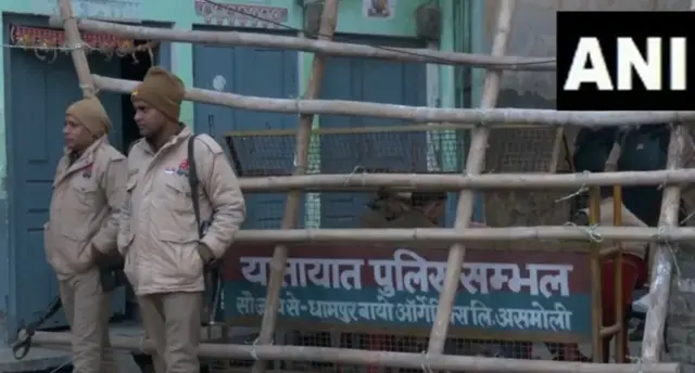 কড়া নিরাপত্তায় মুড়ে ফেলা হয়েছে মসজিদ সংলগ্ন এলাকা।