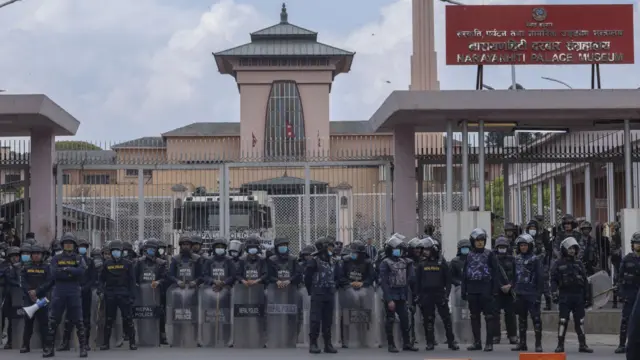 राजावादीको प्रदर्शनका बेला नारायणहिटी सङ्ग्राहलय अगाडि सुरक्षा व्यवस्था कडा पारिएको थियो 