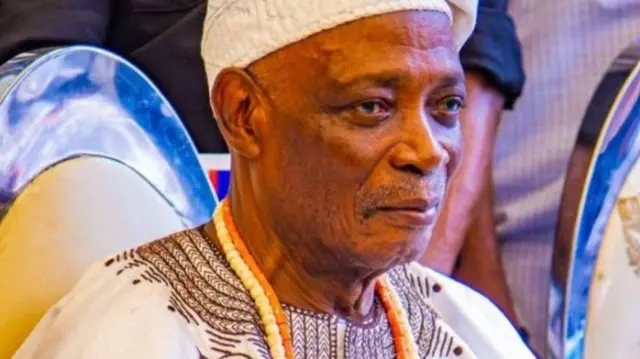 Ọba Lamidi Ladoja wọ asọ oke Sanyan, o fi ilẹkẹ sọrun, o si de fila pẹlu.