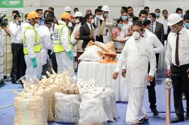 මෙරට ආරක්ෂක අංශ විසින් අත්අඩංගුවට ගනු ලැබූ මත්ද්රව්ය තොගයක් විනාශ කිරීමේ අවස්ථාවකට එක්ව සිටි එවකට ජනාධිපති මෛත්රිපාල සිරිසේන