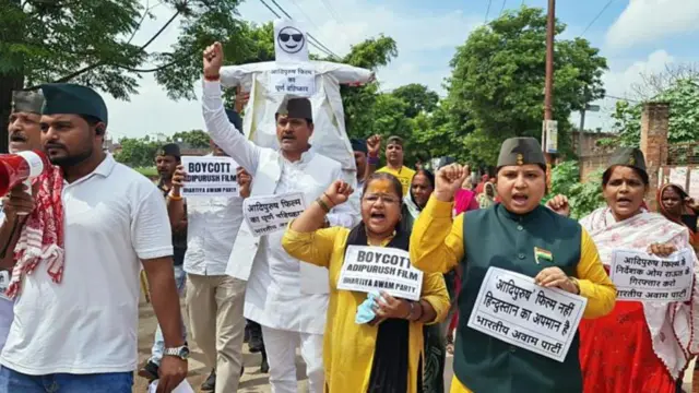 आदिपुरुष चित्रपटाच्या विरोधात वाराणसीत निघालेला मोर्चा