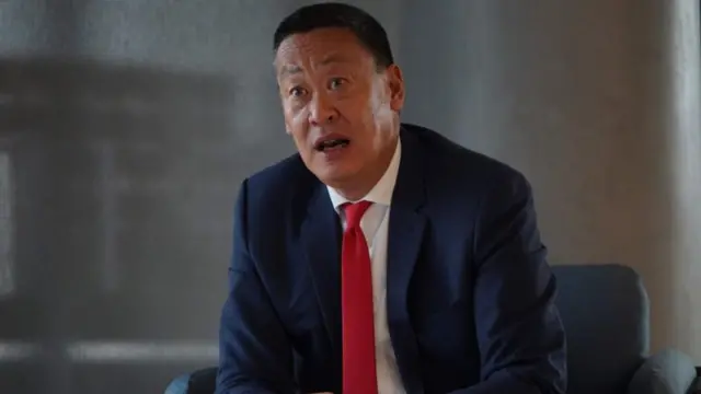 นายเศรษฐา ทวีสิน อดีตผู้บริหารบริษัทอสังหาริมทรัพย์รายใหญ่ ปัจจุบันเป็นที่ปรึกษาครอบครัวเพื่อไทย