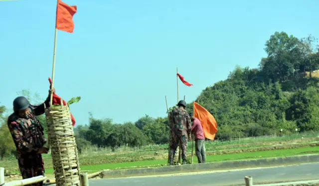 বাংলাদেশ মিয়ানমার সীমান্তে পতাকা দিয়ে বিজিবির সতর্কতা
