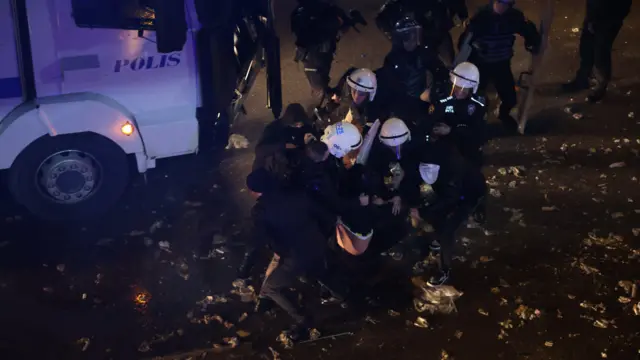 Polisi menangkap seorang pengunjuk rasa di Ankara pada 22 Maret