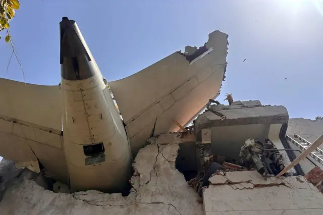 الجزء الخلفي من طائرة بوينغ 787 دريملاينر تابعة لشركة طيران الهند بعد تحطمها في أحمد آباد، الهند، 12 يونيو/حزيران 2025.