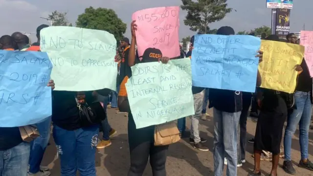 Awọn oṣiṣẹ ODIRS to n fẹhonu han ree pẹlu akọle oriṣiiriṣii.