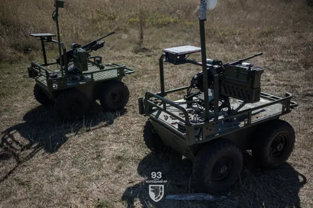 Два наземних роботи з кулеметами