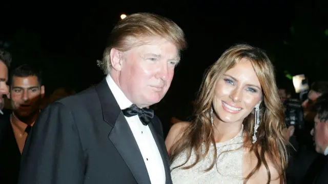 ক্যালিফোর্নিয়ার লস অ্যাঞ্জেলেসে ভ্যানিটি ফেয়ার অস্কার পার্টিতে ডোনাল্ড ট্রাম্প ও মেলানিয়া, ২০০৫ সালের ছবি।