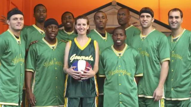 عکس تیمی ژنرال‌های واشنگتن در سال ۲۰۰۹ با تریشا بلکمار روزنامه‌نگار 