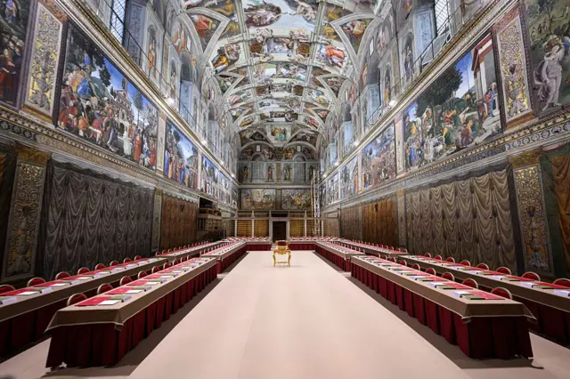 Sistine Şapeli, içinde masalarla
