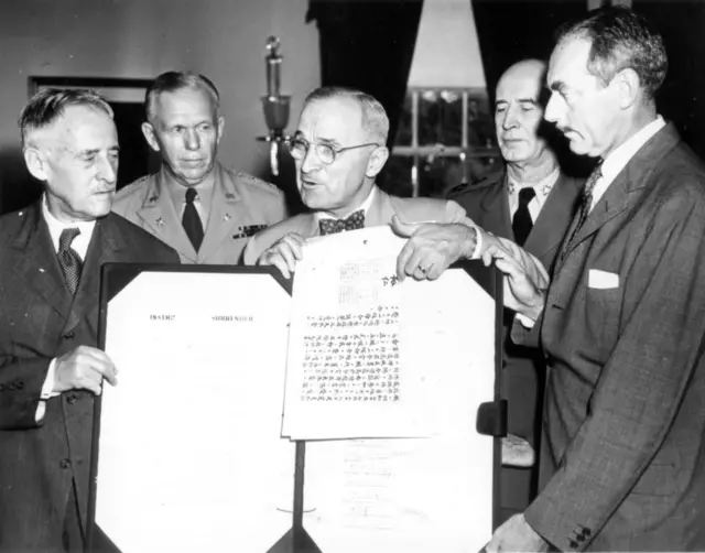هری ترومن در نشستی در کاخ سفید سند رسمی تسلیم ژاپن با امضای امپراتور هیروهیتو را نشان میدهد - ۷ سپتامبر ۱۹۴۵
