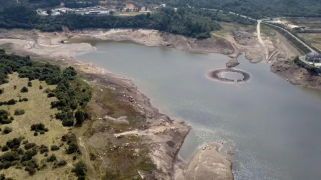 Vazão reduzida da reserva de San Rafael em Cundinamarca, na região central da Colômbia