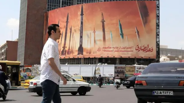 ईरान की राजधानी तेहरान में लगा मिसाइलों का पोस्टर