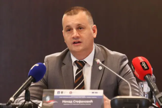 Nenad Stefanović za govornicom