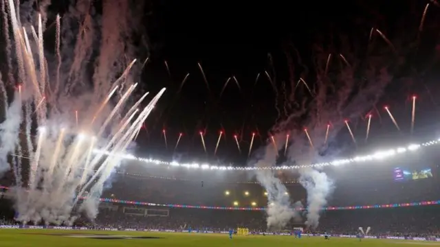 বিশ্বকাপে একটি ম্যাচের সময় আতসবাজির প্রদর্শনী