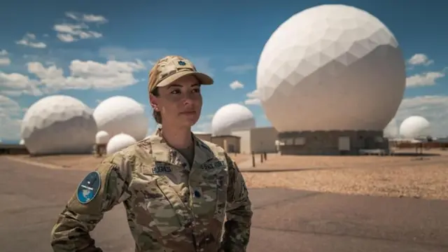 Coronel Ann Hughes, da Força Espacial dos Estados Unidos, de pé, junto aos radomes (protetores de antenas parabólicas) da base Buckley, no Colorado (EUA).