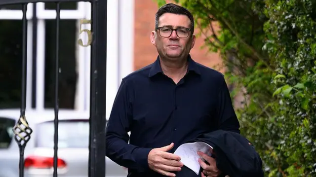 Na zdjęciu widać Andy'ego Burnhama opuszczającego dom w drodze na stadion Wembley, aby obejrzeć finał Pucharu Anglii 16 maja 2026 r. w Warrington w Wielkiej Brytanii.
