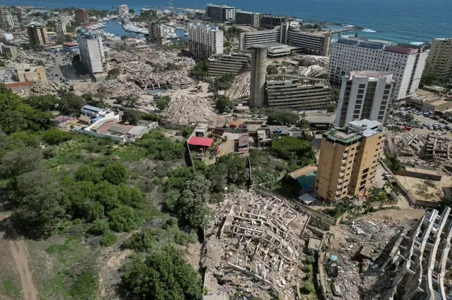 Vista aérea que muestra edificios derrumbados en Caraballeda, La Guaira, Venezuela, el 27 de junio de 2026, tras los terremotos que azotaron la zona.